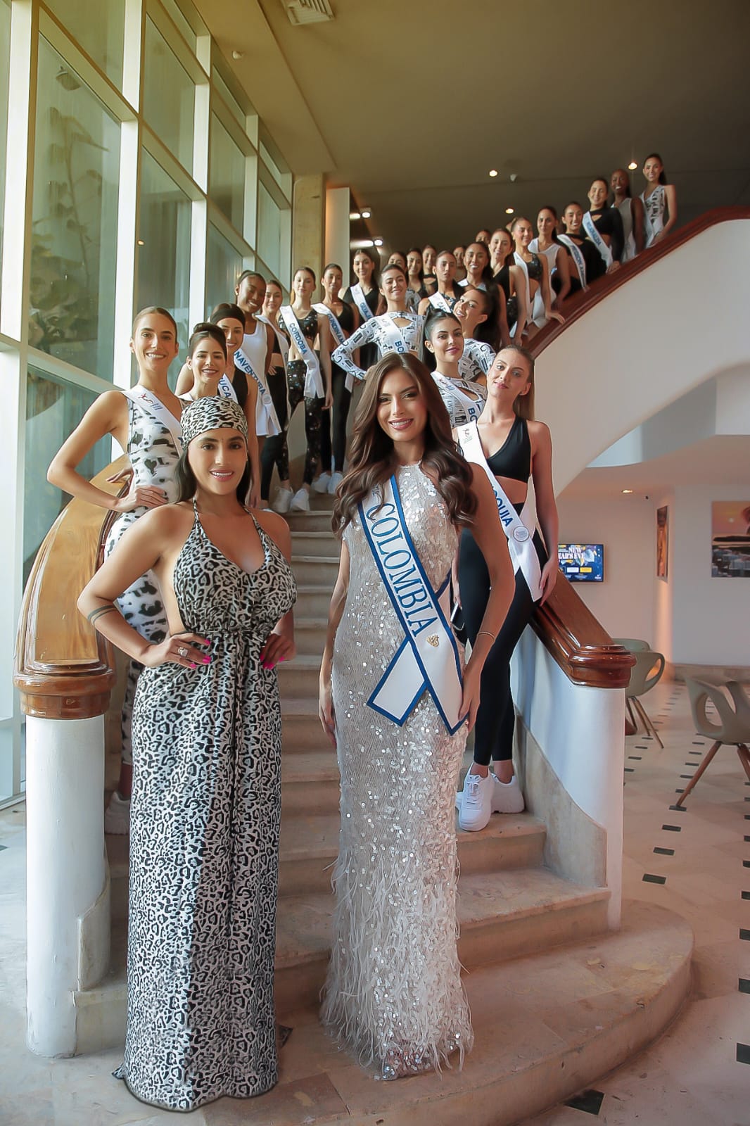 Encuentro de participantes del Concurso Nacional de Belleza en una escalera