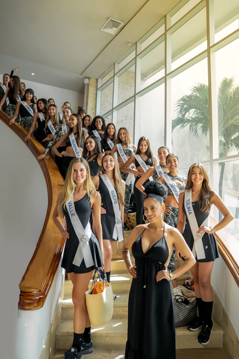 Participantes del Concurso Nacional de Belleza con vestuario deportivo durante una actividad