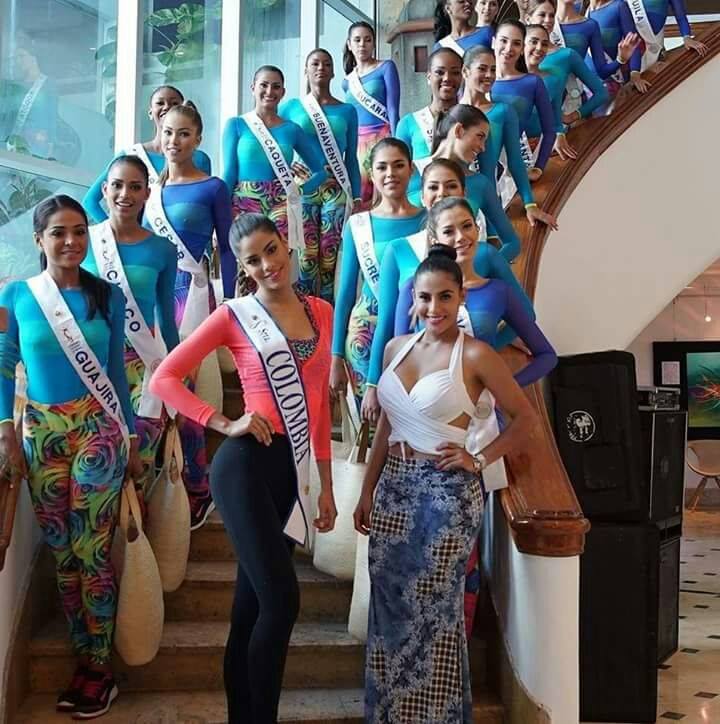Participantes del Concurso Nacional de Belleza con prendas deportivas en una escalera