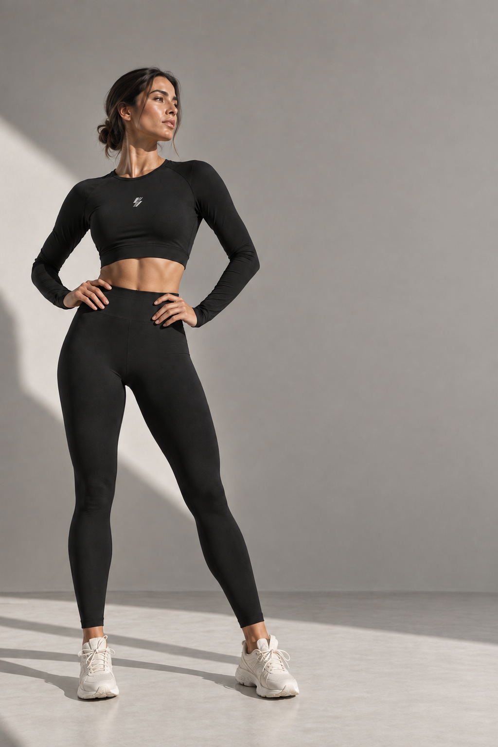 Modelo adulta con conjunto deportivo negro CHB